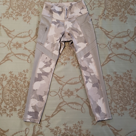 Athleta Pants - Athleta Essex Hybrid Gray Camo Tights Size XS